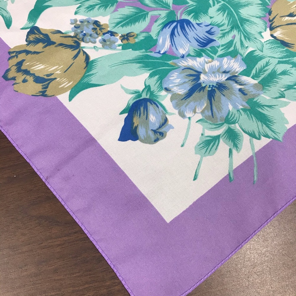 NWOT 31” square scarf